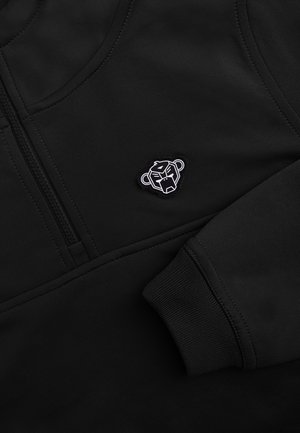 Zwarte fleece hoodie met een kwart ritssluiting, geribbelde zoom en manchetten, met een zwart-wit geborduurd berenlogo op de borst.