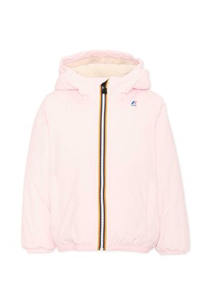Lichtroze winterjas met capuchon, ritssluiting aan de voorkant en een zachte fleece voering aan de binnenkant, met een klein logo op de borst.