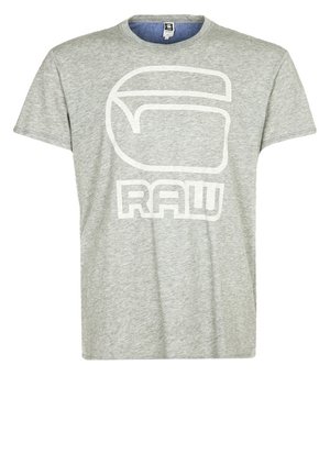 Jasnoszara koszulka z krótkim rękawem z dużym białym abstrakcyjnym logo i słowem „RAW” nadrukowanym na środku z przodu.