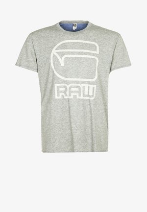 Hellgraues kurzärmeliges T-Shirt mit großem weißem abstraktem Logo und dem Wort "RAW" mittig auf der Vorderseite gedruckt.