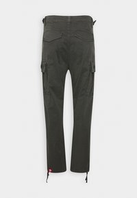 Cargo broeken van donkergrijze katoen, voorzien van zijzakken, achterzakken, rechte pijpen en verstelbare trekkoorden bij de boorden.