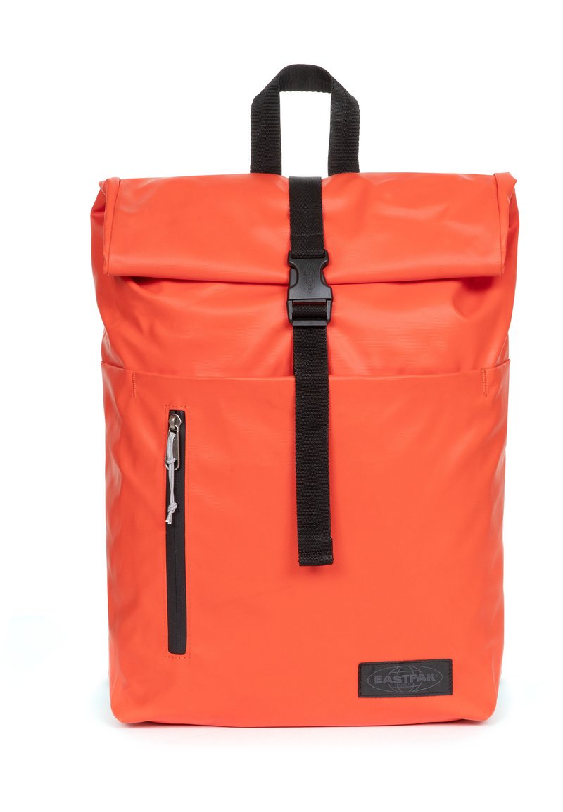 Sac à dos étanche orange avec un design à enroulement, fermeture à sangle noire, poche zippée sur le côté et patch logo à l'avant.