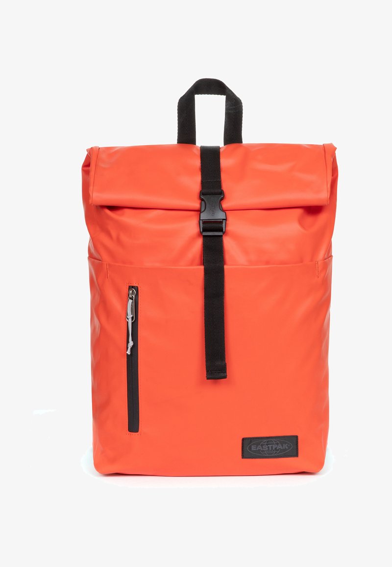 Orangenes wasserdichtes Rucksack mit Rollverschlussdesign, schwarzem Schnallenverschluss, seitlicher Reißverschlusstasche und einem vorderen Logopatch.