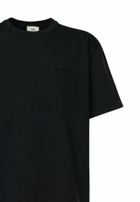 Sort bomulds T-shirt med korte ærmer, der har et diskret præget logo på brystet og et standard rund hals-design.