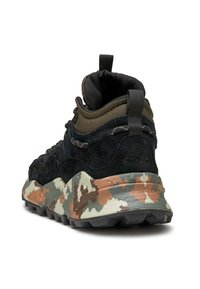 Baskets en daim noir et maille avec semelle à imprimé camouflage en vert, orange et beige. Conception haute à la cheville avec languette de tirage pour un enfilage facile.