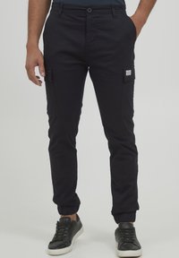 11 Project PRLOUKA REGULAR FIT - Kargopüksid - black