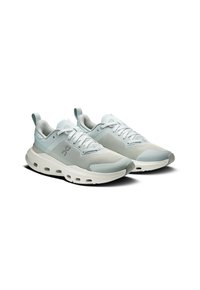 Scarpe da ginnastica blu chiaro con una tomaia testurizzata, design con lacci e una suola imbottita e scolpita con fori per la ventilazione.
