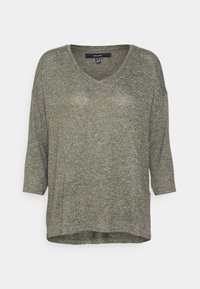 Haut en maille légère couleur vert olive avec un col en V, des manches trois-quarts et une coupe décontractée. Texture subtile et ourlet arrondi.