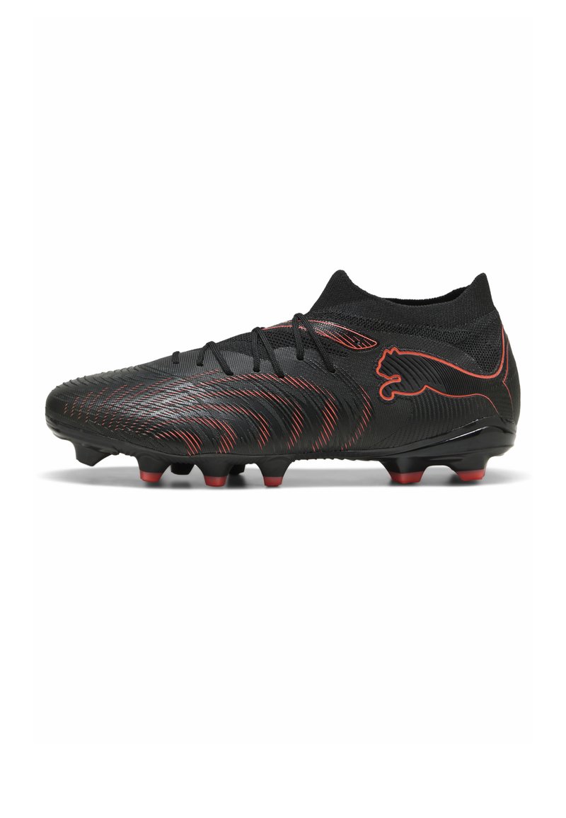 Μαύρο και κόκκινο ποδοσφαιρικό παπούτσι Puma με υφή στο επάνω μέρος, κορδόνια, γιακά σαν κάλτσα και σόλα με καρφιά για παιχνίδι σε στέρεο έδαφος.