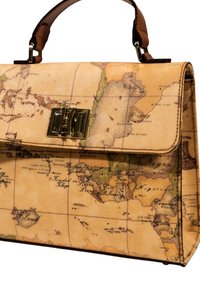 Borsa stampata con una mappa, una base in pelle beige, dettagli marroni e una chiusura dorata. Presenta illustrazioni dettagliate di mappe del mondo all'esterno.