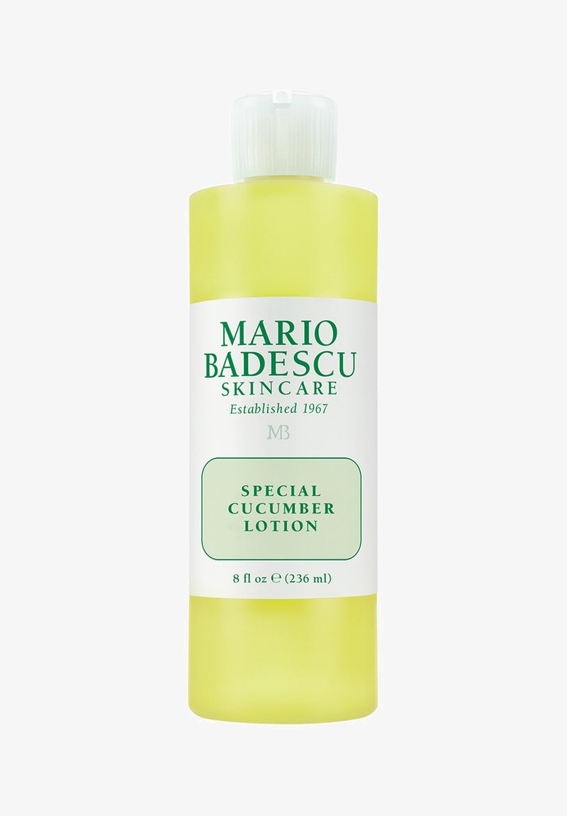 Butelka lotionu Mario Badescu Special Cucumber, żółty płyn, biała etykieta z zielonym tekstem, 8 fl oz (236 ml) produkt do pielęgnacji skóry.