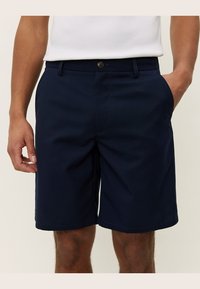 Granatowe szorty wykonane z lekkiego materiału, z zapięciem na guzik i dwoma bocznymi kieszeniami, o czystym, dopasowanym kroju.