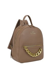 Zaino marrone in similpelle con forma arrotondata, accentuato da una catena dorata sulla tasca frontale e dotato di due spallacci. Scomparti con cerniera per la conservazione.