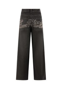Czarne dżinsowe spodnie o szerokiej nogawce z haftowanym tekstem na tylnych kieszeniach. Posiadają wysoki stan i cztery kieszenie. Czyste krawędzie.