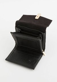 Portofel negru din piele cu o finisare texturată, având un capac din suede, accesorii aurii, multiple sloturi pentru carduri și un compartiment cu fermoar.