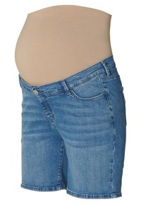 Bermudas de maternidad en denim con un lavado azul claro, que cuentan con una cinturilla ajustada y dos bolsillos frontales. La tela tiene una textura suave.