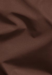 Tessuto marrone con una superficie liscia, una luce sottile e leggere pieghe, presentando un colore uniforme e morbido in tutto.
