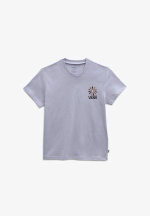 Camiseta de manga corta de color morado claro, hecha de algodón. Presenta un logo negro de "VANS" con acentos gráficos multicolores en el lado izquierdo del pecho.