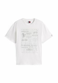 Camiseta de algodón blanca con un collage de logotipos grises relacionados con "Tommy Jeans". Tiene cuello redondo y mangas cortas.