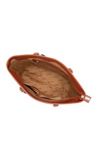 Sac à main en cuir brun avec un intérieur en tissu spacieux arborant un motif logo répétitif, fermeture à glissière et deux compartiments latéraux.