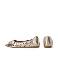 Open-toe platte schoenen van metallic goudleer, met uitgesneden driehoekige en cirkelvormige ontwerpen, een gegolfde rand en een lage hak.