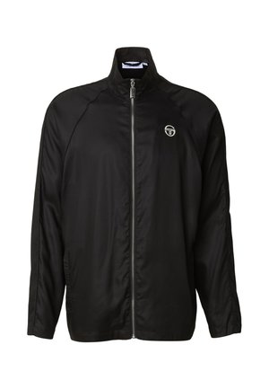 Chaqueta negra ligera con cremallera frontal completa, cuello alto, mangas largas, bolsillos laterales y pequeño logo blanco en el pecho izquierdo.