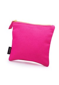 Sacchetto in tessuto fucsia con superficie texturizzata, cerniera dorata e etichetta del marchio. Forma rettangolare compatta per una facile conservazione.