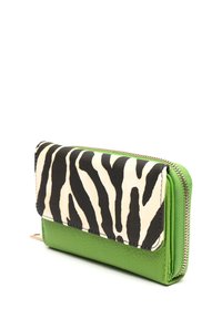 Cartera verde con solapa de patrón de cebra en blanco y negro y cremallera dorada sobre fondo blanco.