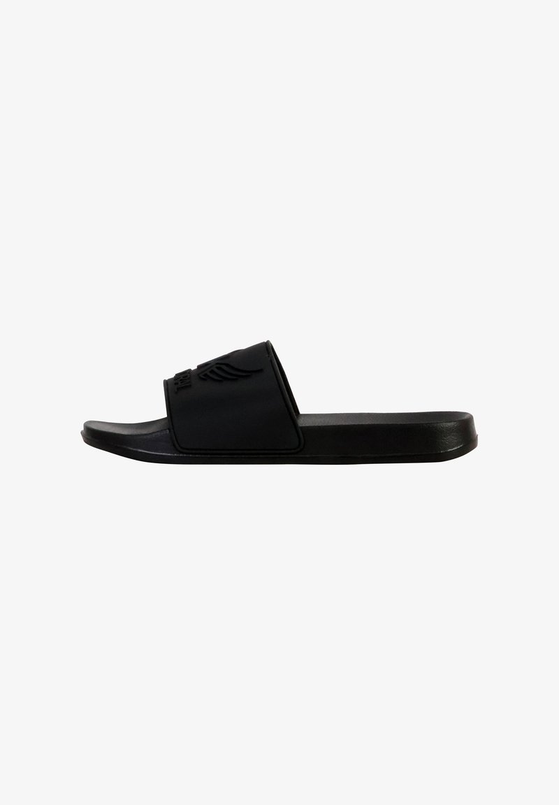 Sandale à glissière noire avec une large sangle et une partie supérieure texturée. Design épuré avec une semelle plate et un profil minimaliste.