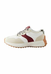 Buty sportowe z białą siateczkową cholewką, beżowymi zamszowymi akcentami, bordowym logo, wzorzystymi sznurówkami i jasnobrązową gumową podeszwą.