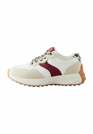 Baskets de sport avec une tige en maille blanche, des accents en suède beige, un logo bordeaux, des lacets à motifs et une semelle en caoutchouc marron clair.