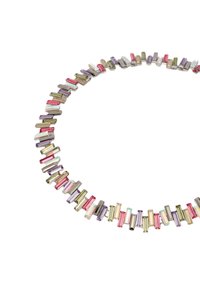 Flerfarvet halskæde med rektangulære, rørformede perler i nuancer af pink, lilla og grøn, med glansfuld og metallisk finish, arrangeret jævnt.