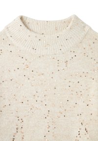 Maglione a maglia beige chiaro con colletto a coste, ricoperto di paillettes dorate e rosé sparse, creando un aspetto testurizzato e scintillante.