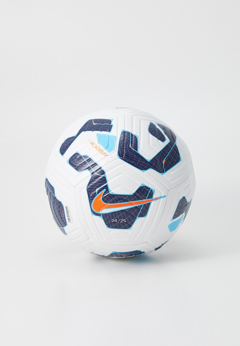 Pallone da calcio Nike con una superficie bianca texturizzata, motivi geometrici blu e un logo arancione. Presenta una forma rotonda, progettata per le prestazioni.