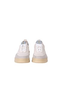 Sneaker bianche in pelle con accenti in suede grigio, lacci piatti, linguette sul tallone di colore azzurro chiaro e suole in gomma beige. Presentano un design della punta perforato.