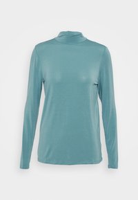 Camisola de manga longa com gola alta em tecido suave e azul claro. Design justo, textura lisa, com barra reta e punhos costurados.