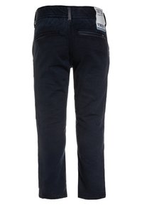 Mörk marinblå byxor i slitstarkt tyg, med rak passform, två bakfickor och en märkesetikett på midjan.
