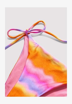 Bas de bikini tie-dye aux teintes orange, rose et violet avec un lien latéral ajustable sur un fond clair.