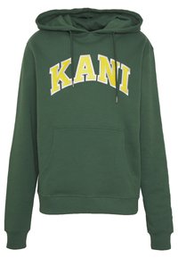 Grön hoodie med en frampocket, justerbar dragsko på huvan, och "KANI" i gult och vitt broderi i en båge över bröstet.