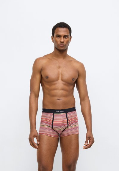 Ανδρικό εσώρουχο με ρίγες και μαύρη ελαστική μέση. Το ύφασμα έχει πολύχρωμες οριζόντιες ρίγες σε ροζ, κόκκινο, κίτρινο και γκρι.