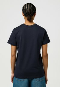 Wrangler SHORT SLEEVE - SLIM FIT - Camiseta estampada - dark navy