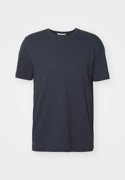 T-shirt de algodão azul marinho de manga curta com decote redondo, apresentando uma textura suave e uma bainha reta. Design simples e minimalista.