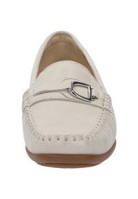 Beige Leder-Mokassin mit gestickten Details, metallischem Schnallenakzent, abgerundetem Zehenbereich und flexibler brauner Sohle. Glatte und strukturierte Materialien.