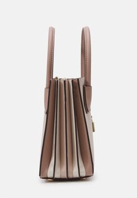 Borsa a spalla strutturata con due manici marroni, caratterizzata da un design plissè in tonalità di beige e crema, con dettagli scuri e accessori in oro.