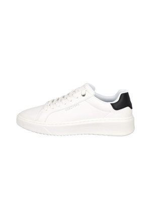 Zapatillas bajas blancas de cuero suave, con punta redondeada, cierre con cordones y acento negro en el talón. Suela de goma con textura en el dibujo.