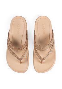 Goldene Glitzer-Zehentrenner mit einer braunen, strukturierten Sohle. Sie verfügen über drei überkreuzte Riemen für Halt und ein minimalistisches Design.