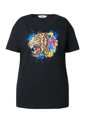 T-shirt nera con grafica colorata di una testa di tigre ruggente con schizzi di vernice blu, gialla, rosa e arancione al centro del petto.