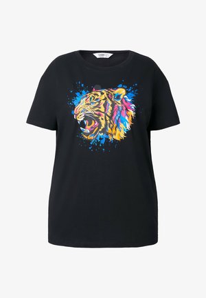Camiseta negra con un gráfico colorido de una cabeza de tigre rugiente salpicada con efectos de pintura azul, amarillo, rosa y naranja centrada en el pecho.