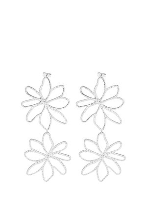 Gli orecchini a goccia floreali argentati presentano due forme di fiore sovrapposte con contorni texture e centri aperti, mettendo in evidenza un design delicato.