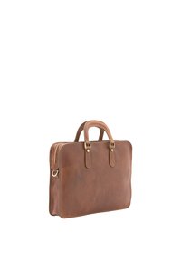 Malette en cuir marron avec fermeture éclair, deux poignées et accents en métal doré. Texture lisse avec coins arrondis et double couture.